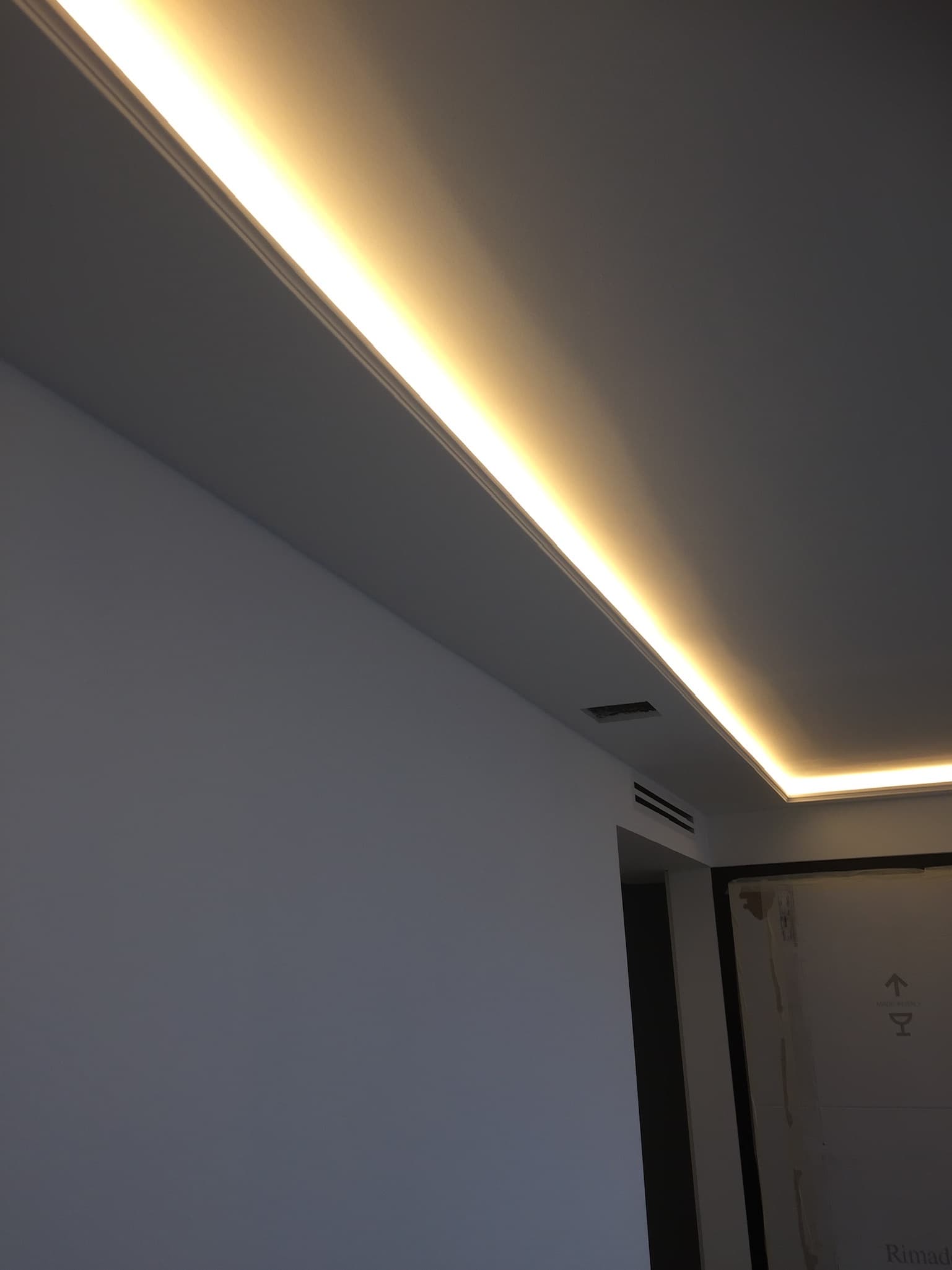 Finitions peinture plafond blanc impeccable avec éclairage LED intégré par UDK Azur à Menton