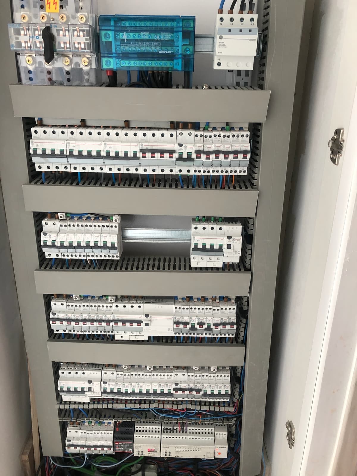 Tableau électrique professionnel aux normes NFC 15-100 à Menton par UDK Azur